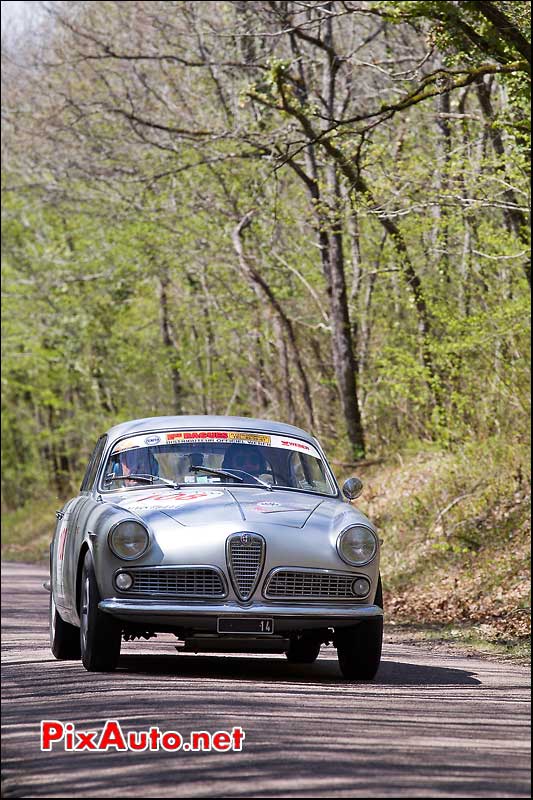 alfa romeo giuliette sprint petite route boisee