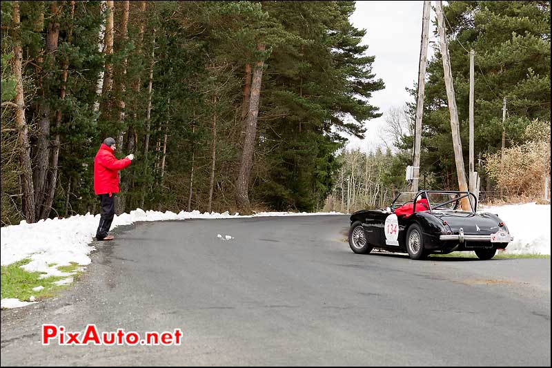 photographe austin healey 100 sur fond de neige