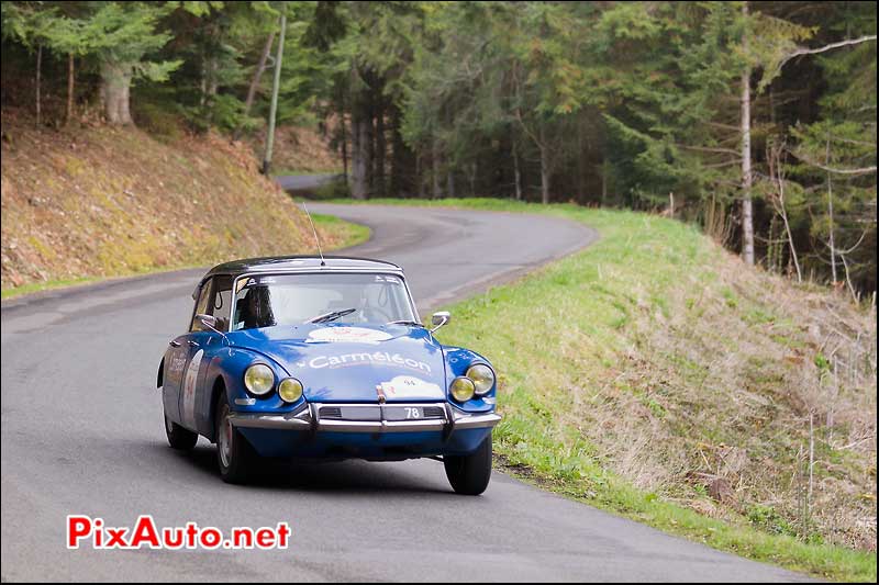 citroen ds19 sur une petite route forestiere