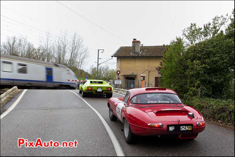 de-tomaso et jaguar attendent au passage a niveau