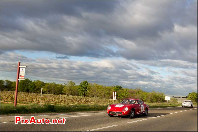 ferrari 275GTB devant vignes des costieres de nimes