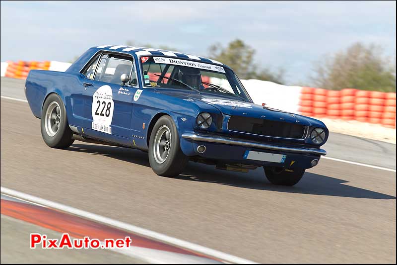 ford mustang de 1965 au circuit de dijon-prenois