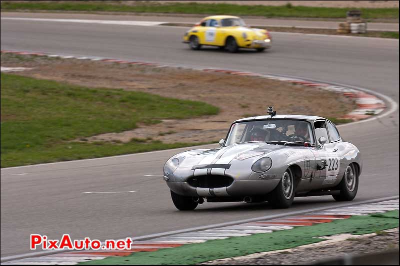 jaguar type-e sur circuit d'ales tour auto