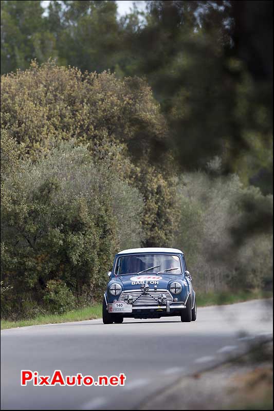 mini cooper au coeur des alpilles de provence