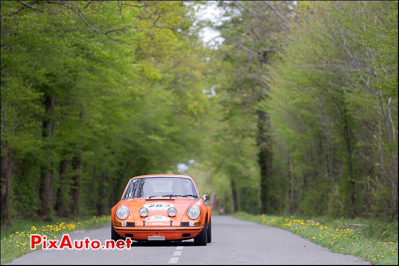 porsche 911s sur route boisee tour auto 2012