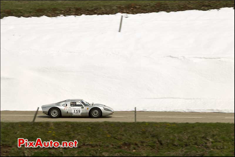 porsche 904gts sur route enneigee tour auto