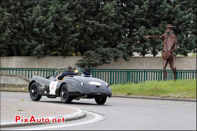 jaguar roadster xk120 et salue statue personnage