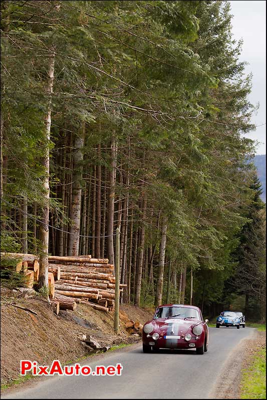 porsche 356 sur une petite route forestiere