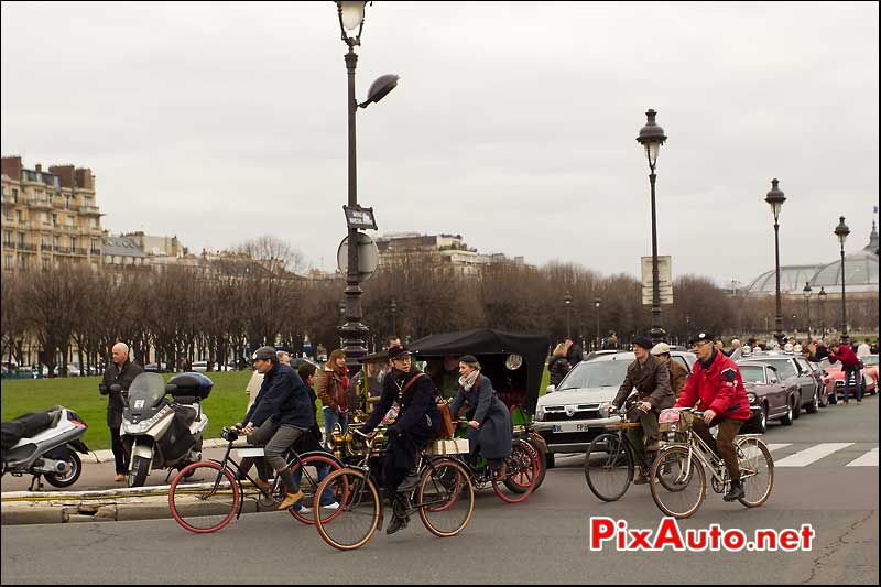 traversée de paris cycliste place des invalides