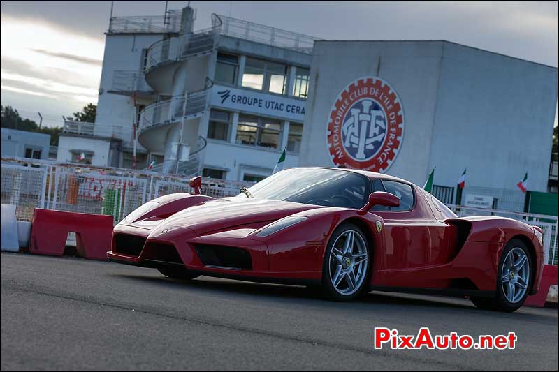 Ferrari Enzo rosso-corsa, profil, Autodrome Italian Meeting Montlhery