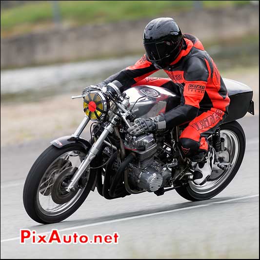 Pilote rouge et Noir, cafe-racer-festival 2013, circuit Linas-Montlhery