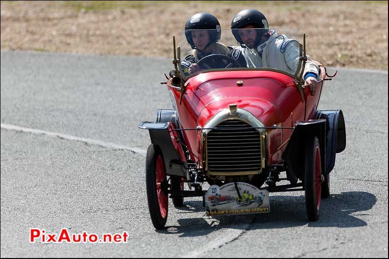 Bebe Peugeot dans epingle du faye, circuit Linas-Montlhery