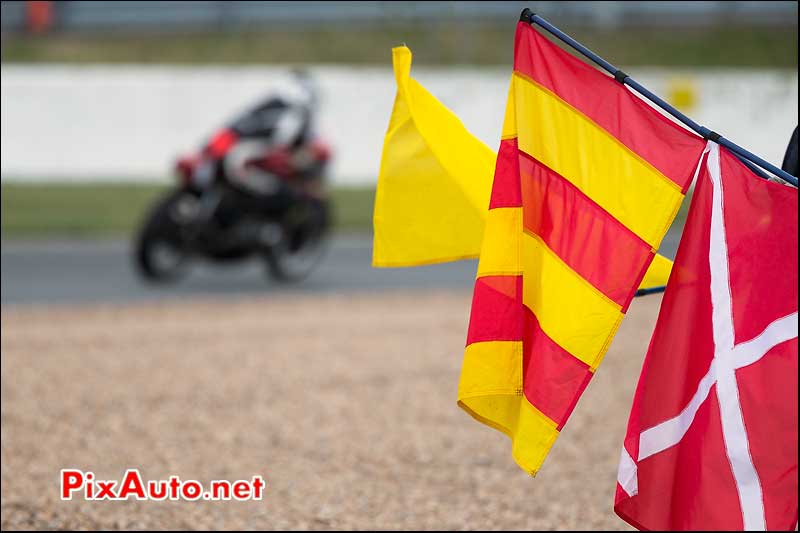 Drapeaux en bord de piste, bol d'or classic