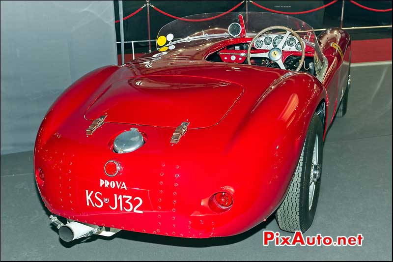 Ferrari mondial spyder, stand hall and hall, retromobile