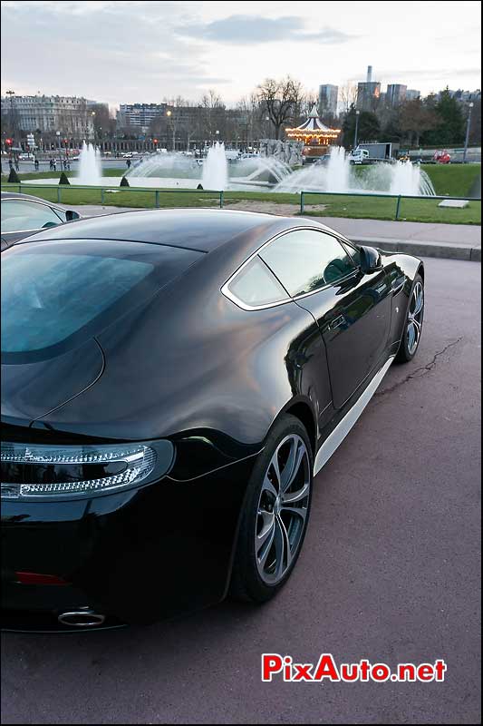 Aston-Martin V12 Vantage, tour eiffel, rallye de Paris