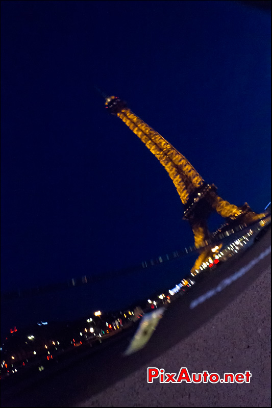 reflets tour eiffel capot ferrari, rallye de Paris