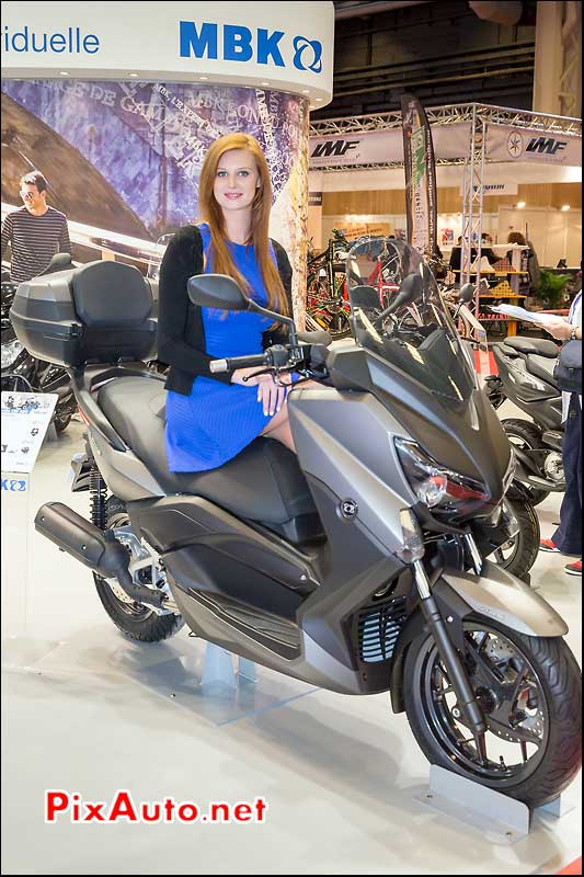 Nouveau MBK Evolis 125 et hotesse salon-de-la-moto Paris