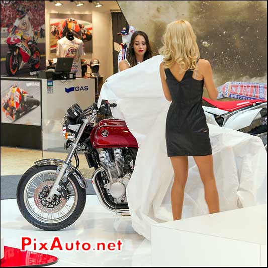 Honda CB1100EX et hotesses, salon-de-la-moto Paris