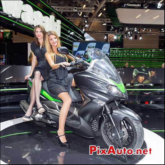 Nouveau Scooter Kawasaki J300 et hotesses, salon-de-la-moto Paris