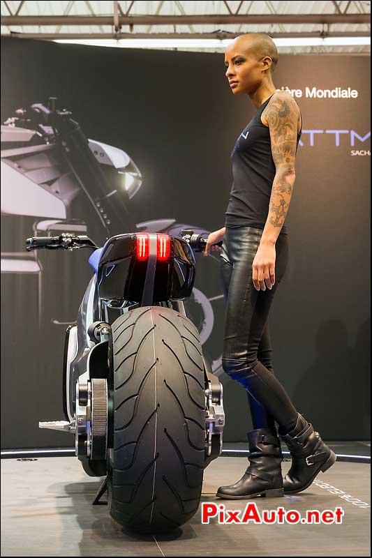 Arriere Voxan Wattman et hotesse tatouee, Salon-de-la-moto Paris