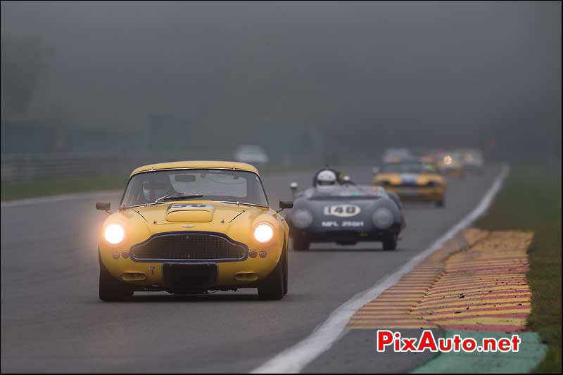 Aston Martin dans la brume du circuit de Spa-Francorchamps