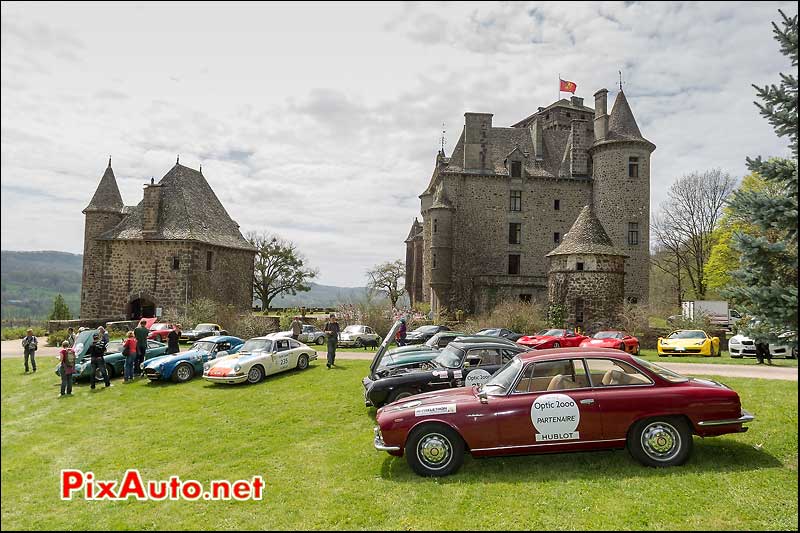 voitures Tour Auto devant chateau de Pesteils