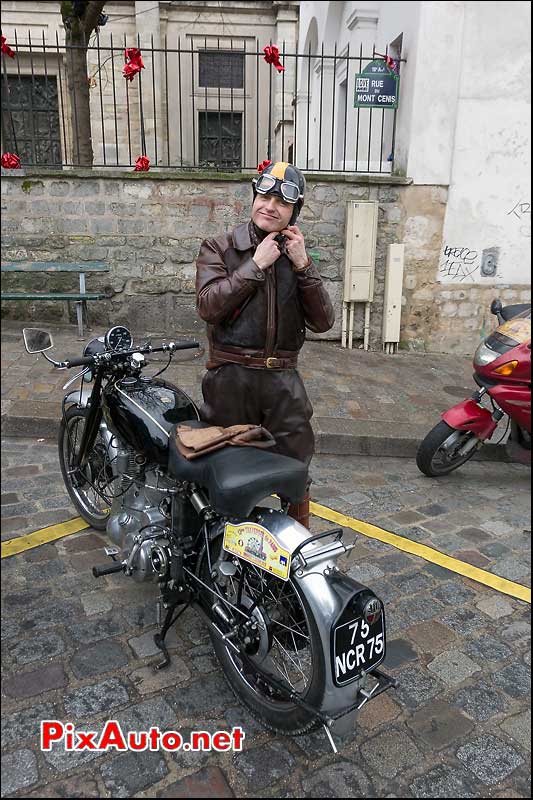 pilote en tenue d'epoque, moto vincent hrd