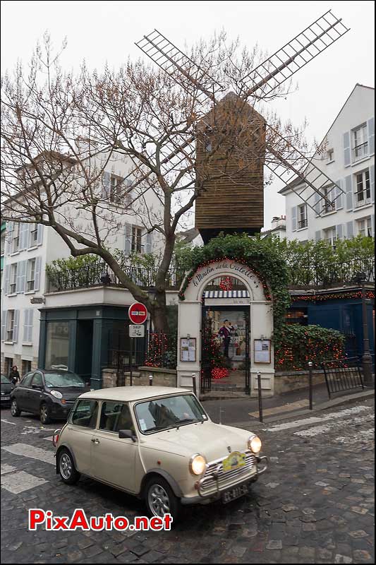 austin mini devant moulin de la galette montmartre