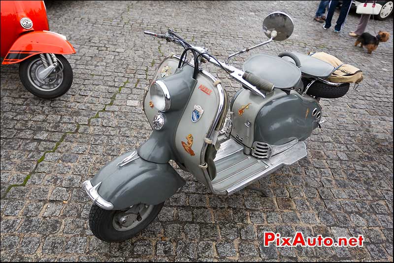 scooter lambretta, place des invalides, traversee de paris