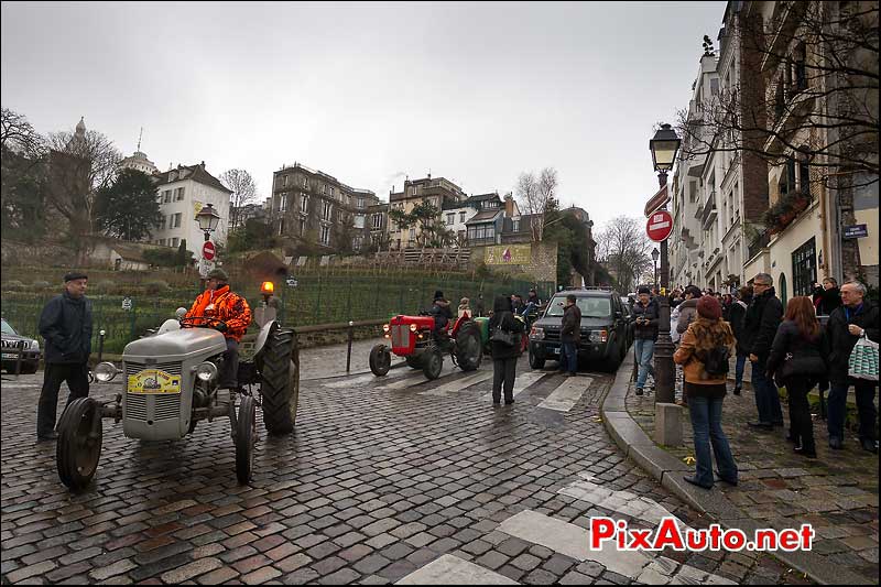 tracteurs devant les vignes de montmartre 