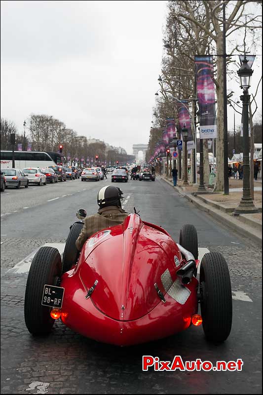 une voiture de grand-prix sur les champs elysees