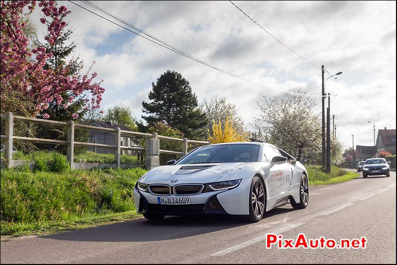 BMW i8 crystal-white-nacre, dynamique, route de campagne française