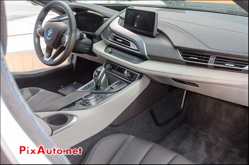 Bmw i8, Habitacle cote passage