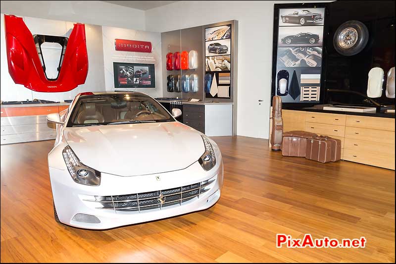 Mondial Automobile 2014, Ferrari FF grigio abu dhabi