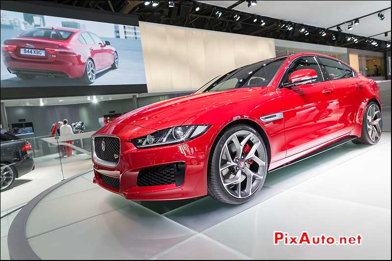 Mondial Automobile Paris 2014, berline Jaguar XE S