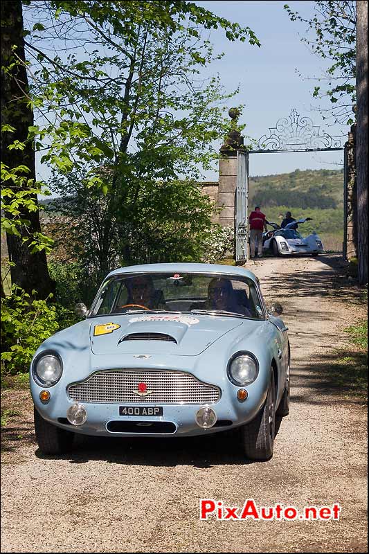 Aston Martin DB4 GT, grille entree Chateau de Rotalier, Tour-Auto-Optic-2000 