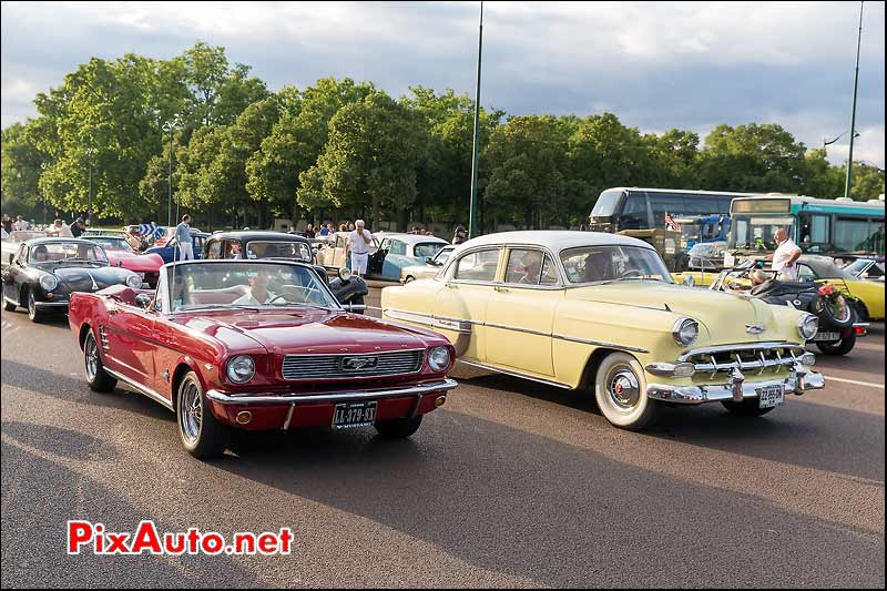 Cabriolet Mustang, Berline Chevrolet, Traversee de Paris estivale