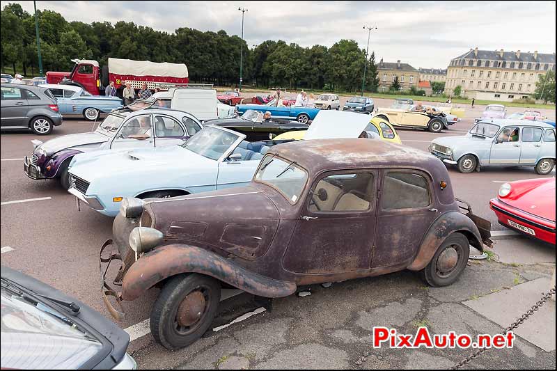 Citroen Traction sortie de grange, Traversee de Paris estivale