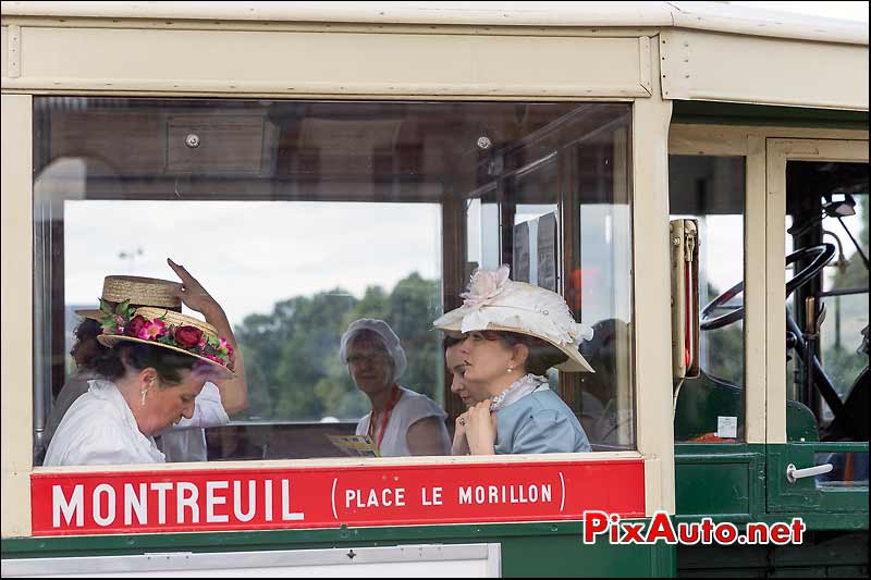 Femmes Elegantes dans Bus, Traversee de Paris estivale