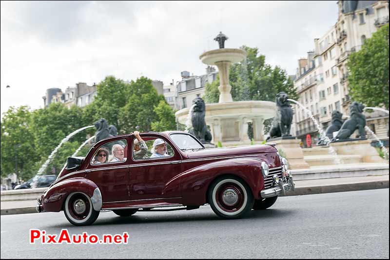 Peugeot 203 decouvrable, Traversee de Paris estivale