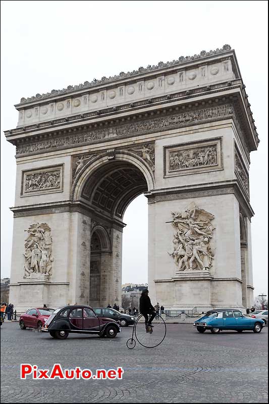 Grand-bi, devant Arc de Triumph, Traversee de Paris 2014