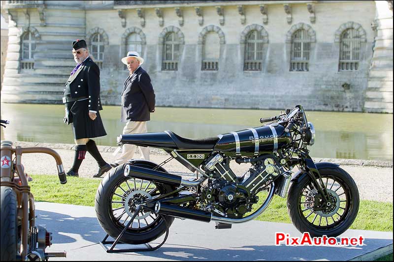 Chantilly-Arts-&-Elegance, Brough Superior SS 100 stand Kruger