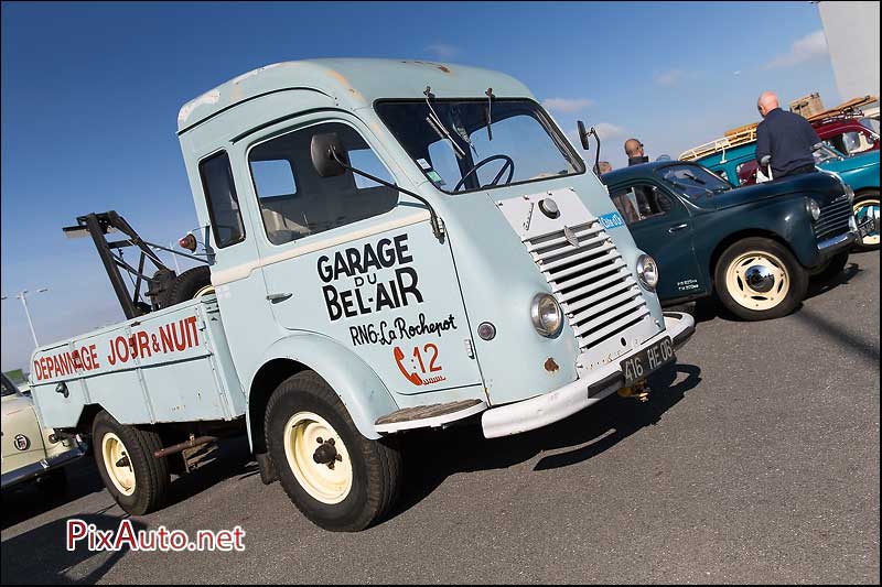 Parking Salon Automedon, Depanneuse Renault Goelette