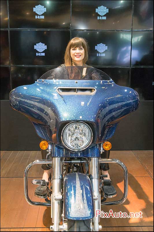 Salon-de-la-Moto, Hotesse Harley Street Glide Special