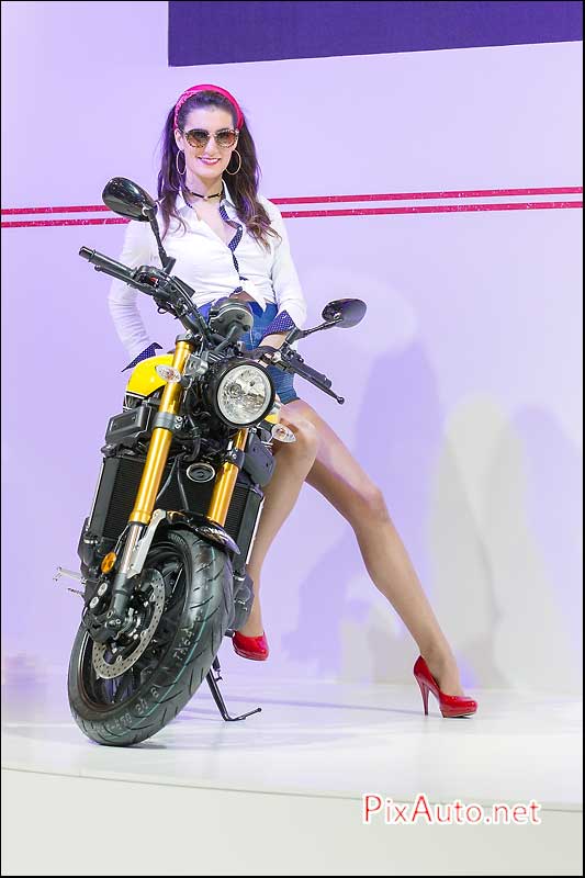 Salon-de-la-Moto 2015, Hotesse Yamaha XSR900ABS