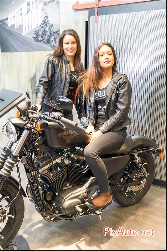 Salon-de-la-Moto, Hotesses Harley-Davidson Iron 883