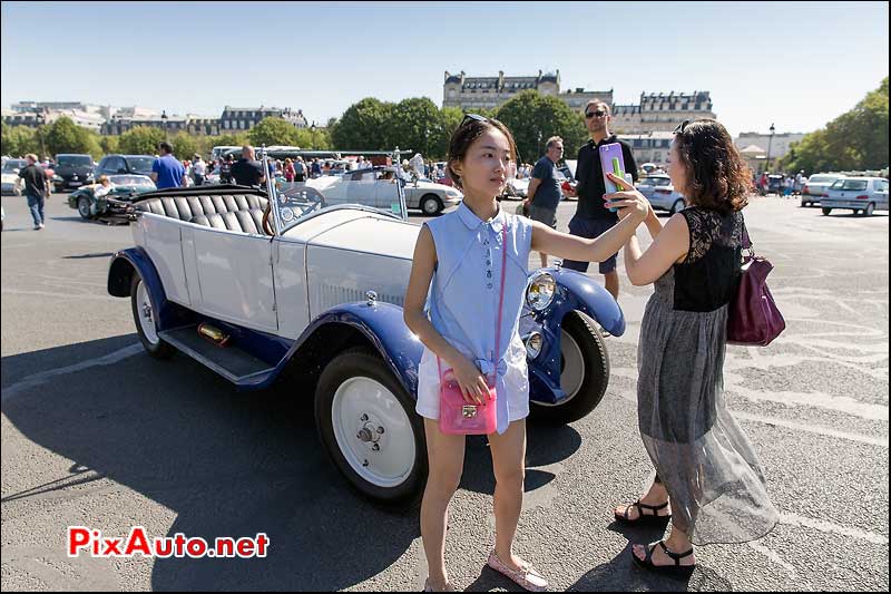 Traversee de Paris Estivale, Selfie Touristes Asiatiques