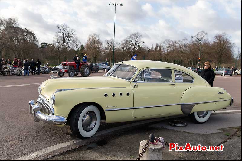 15e Traversee de Paris, Buick Roadmaster coupe