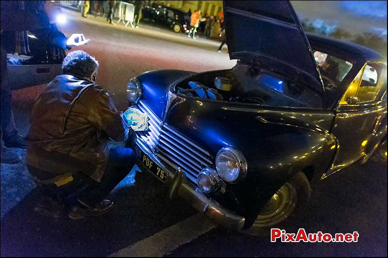 Traversee de Paris, Pose Plaque Peugeot 403