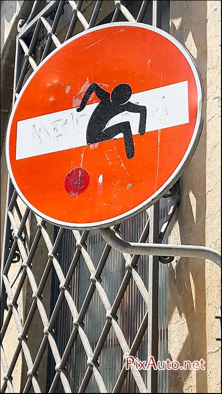 Panneaux-code-de-la-route, Clet-Abraham, 20160630_125247
